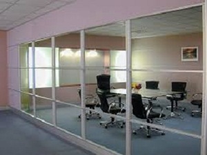 Lợi ích từ việc trang trí vách kính văn phòng
